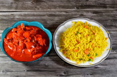 Çin soslu tavuk göğsü ve sebzeli acılı tavuk, sebzeli uzun tahıllı Basmati pilavı sebzeli havuç ve bezelyeli geleneksel Çin yemeği.