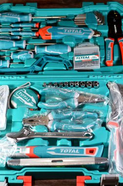 Kahire, Mısır, 2 Aralık 2024: Toplam araç gereç sandığı, 168 Pcs el aletleri set, kombinasyon pense, pense çekici, tel sökücü, tornavida, pense, İngiliz anahtarı, testere, hex anahtarı, bıçak, bıçak bıçağı, diğer alet