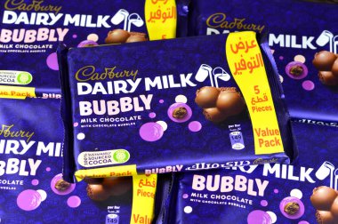 Kahire, Mısır, 4 Aralık 2024: Cadbury süt köpüklü sütlü çikolata, çikolata kabarcıkları, Cadbury 's, eski adıyla Cadbury Schweppes, Mondelez' in İngiliz çokuluslu şekerleme şirketi