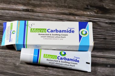 Kahire, Mısır, 4 Aralık 2024: Macro Carbamide krem nemlendirici ve nemlendirici krem, kuru cilt için nemlendirici krem, kurumuş ve çatlamış deriyi kontrol etmede etkili, Macro Eczacılık