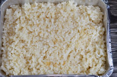 Mısır beyaz pirinci sıcak buharda pişirilir, yağda veya yağda kızartılır, sonra sıcak buharda pişirilir, kısa tahıllı beyaz pirinç, beyaz pirinç öğütülür ve kabuğu, kepeği ve mikrobu çıkarılır.