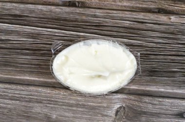 Sarımsak sosu ya da Tomeya, Tomiya, geleneksel ortadoğu sosu olan sarımsak sosu, birincil malzeme olarak sarımsak, yağ, tereyağı ya da mayonez gibi emülsiyon ve yoğurt kullanılarak hazırlanmış bir sostur.