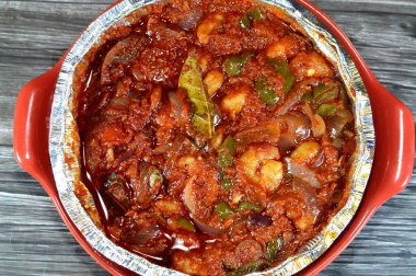 Fırında kırmızı soslu fırın, defne, dereotu, maydanoz, soğan ve sarımsak dilimleri, fırında pişirilmiş orta boy karides, genellikle deniz ürünleri çorbası ile servis edilen karides mutfağı.