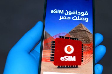 Kahire, Mısır, 7 Aralık 2024: Vodafone eSIM Mısır 'da, Vodafone Mısır' da gömülü SIM için reklam, bir tür SIM kart doğrudan bir cihaza yerleştirilmiş bir yazılım olarak eUICC çipine yüklenmiş.