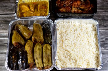 Körili tavuk veya körili tavuk çeşitleri, sıcak buharda pişirilmiş Mısır beyaz pirinci, patlıcan, biber ve dolma biber, doldurulmuş Mısır mahshi patlıcan ve kabak.