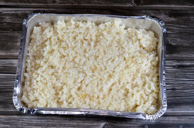 Mısır beyaz pirinci sıcak buharda pişirilir, yağda veya yağda kızartılır, sonra sıcak buharda pişirilir, kısa tahıllı beyaz pirinç, beyaz pirinç öğütülür ve kabuğu, kepeği ve mikrobu çıkarılır.