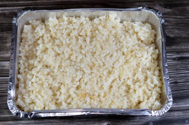 Mısır beyaz pirinci sıcak buharda pişirilir, yağda veya yağda kızartılır, sonra sıcak buharda pişirilir, kısa tahıllı beyaz pirinç, beyaz pirinç öğütülür ve kabuğu, kepeği ve mikrobu çıkarılır.