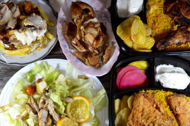 Suriye 'de mangal kömürü, kızarmış tavuk, basmati pilavı, tavuk shawarma kibbeh ve shawarma shake, tavuk Sezar salatası, sarımsak sosu, turşu, taze patates kızartması, kızarmış patates cipsi.