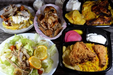 Suriye 'de mangal kömürü, kızarmış tavuk, basmati pilavı, tavuk shawarma kibbeh ve shawarma shake, tavuk Sezar salatası, sarımsak sosu, turşu, taze patates kızartması, kızarmış patates cipsi.