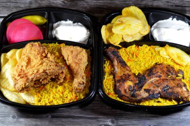 Renkli basmati pilavı, kızarmış patates cipsi, sarımsak sosu, turşu turşusu, salatalık, havuç, ızgara tavuk kömürü ve basınçla sığ kızartmayı birleştiren kızarmış tavuk.