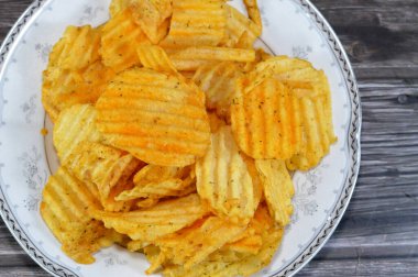 Patates cipsi, ince patates dilimi, kıtır kıtır olana kadar kızartılmış, pişmiş veya kızartılmış ince patates ezmesi, cips pişirilmiş ve tuzlanmış ve farklı tatlar eklenmiş.