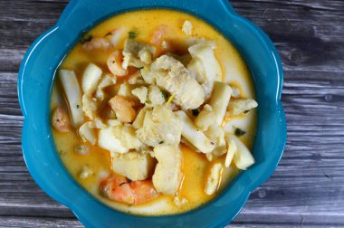 Çeşitli deniz ürünleri, karides, kalamar, yengeç, balık filetosu, otlar, dereotu, sarımsak ve soğan, deniz ürünleri karışımı sıcak çorba, sağlıklı yiyecek konsepti çeşitli deniz ürünleri, seçici odak noktaları.