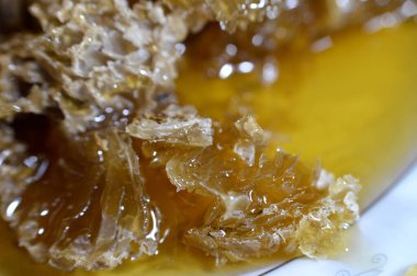 Kraliçe arının yumurtalarını saklayan ve işçi arıların kovanlarına getirdikleri polen ve balı saklayan ballı altıgen bal peteği hücreleri bal, larva ve polen depolamak için inşa edilmiş prizmatik balmumu hücreleri.