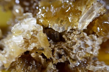 Kraliçe arının yumurtalarını saklayan ve işçi arıların kovanlarına getirdikleri polen ve balı saklayan ballı altıgen bal peteği hücreleri bal, larva ve polen depolamak için inşa edilmiş prizmatik balmumu hücreleri.