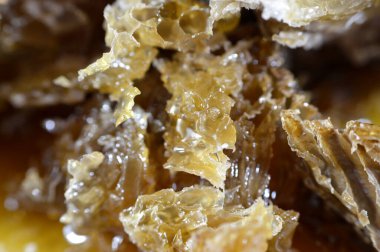 Kraliçe arının yumurtalarını saklayan ve işçi arıların kovanlarına getirdikleri polen ve balı saklayan ballı altıgen bal peteği hücreleri bal, larva ve polen depolamak için inşa edilmiş prizmatik balmumu hücreleri.