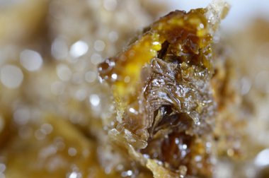 Kraliçe arının yumurtalarını saklayan ve işçi arıların kovanlarına getirdikleri polen ve balı saklayan ballı altıgen bal peteği hücreleri bal, larva ve polen depolamak için inşa edilmiş prizmatik balmumu hücreleri.