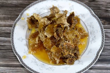 Kraliçe arının yumurtalarını saklayan ve işçi arıların kovanlarına getirdikleri polen ve balı saklayan ballı altıgen bal peteği hücreleri bal, larva ve polen depolamak için inşa edilmiş prizmatik balmumu hücreleri.