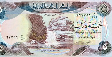 Irak Merkez Bankası 'nın 1982 yılındaki beş dinar banknotunun büyük bir kısmı, merkezinde Gall-Al Beg şelalesi, eski moda Irak nakit para faturası, seçici odaklı