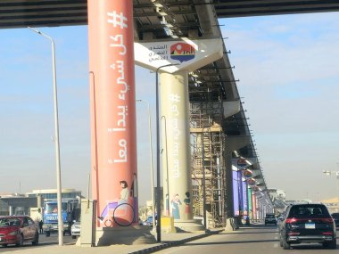 Kahire, Mısır, 27 Kasım 2024: Kahire 'deki tek raylı raylı sütunlar üzerine WUF 12 Reklamlar, Dünya Kentsel Forumu WUF12 BM-Habitat Birleşmiş Milletleri' nin 12.