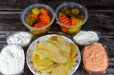 Doğu Suriye sade ve baharatlı Tomiya sarımsak sosu, doğu turşusu ve patates cipsi, ince patates dilimi, ince patates ezmesi, kızartılmış, seçici odaklı.