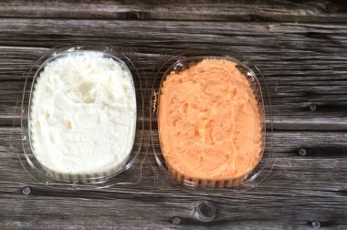 Normal ve baharatlı sarımsak sosu veya Tomeya, Tomiya, geleneksel ortadoğu sosu, birincil malzeme olarak sarımsağı, yağ, tereyağı veya mayonez gibi emülsiyonu kullanarak hazırlanmış bir sos, yoğurt.