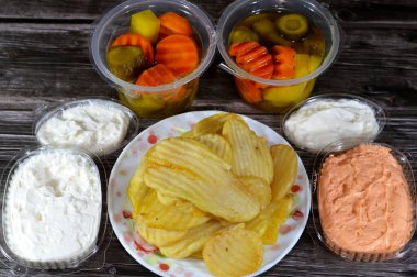 Doğu Suriye sade ve baharatlı Tomiya sarımsak sosu, doğu turşusu ve patates cipsi, ince patates dilimi, ince patates ezmesi, kızartılmış, seçici odaklı.