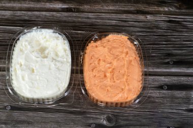 Normal ve baharatlı sarımsak sosu veya Tomeya, Tomiya, geleneksel ortadoğu sosu, birincil malzeme olarak sarımsağı, yağ, tereyağı veya mayonez gibi emülsiyonu kullanarak hazırlanmış bir sos, yoğurt.