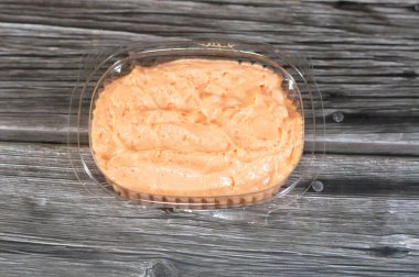 Baharatlı sarımsak sosu ya da Tomeya, Tomiya, geleneksel ortadoğu sosunda, birincil malzeme olarak sarımsak, emülsiyon, yağ, tereyağı ya da mayonez, yoğurt, baharat gibi bir sos kullanılıyor.