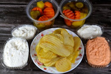 Doğu Suriye sade ve baharatlı Tomiya sarımsak sosu, doğu turşusu ve patates cipsi, ince patates dilimi, ince patates ezmesi, kızartılmış, seçici odaklı.