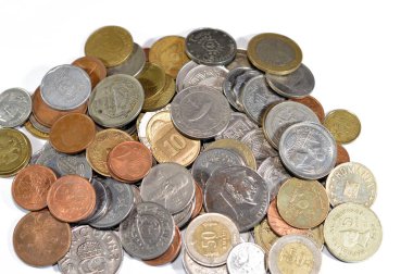 Dünyanın farklı ülkelerinden gelen çeşitli madeni para yığınları, farklı değerlere sahip eski antika paralar ve farklı zaman ve dönemlerden gelen eski paralar, dünyanın dört bir yanından seçici bir odak noktası.