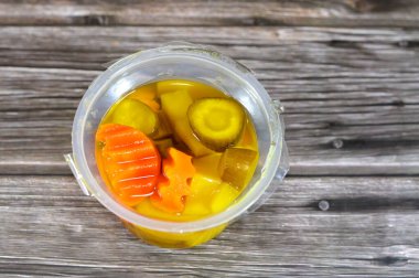 Arap turşusu, salamura edilmiş kırmızı biber turşusu, salatalık, patates küpü, zeytin, havuç, Arapça geleneksel Suriye aperatifleri.