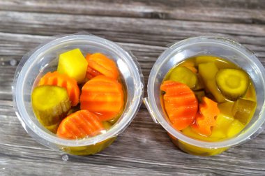 Arap turşusu, salamura edilmiş kırmızı biber turşusu, salatalık, patates küpü, zeytin, havuç, Arapça geleneksel Suriye aperatifleri.