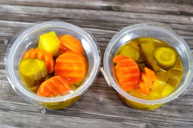 Arap turşusu, salamura edilmiş kırmızı biber turşusu, salatalık, patates küpü, zeytin, havuç, Arapça geleneksel Suriye aperatifleri.