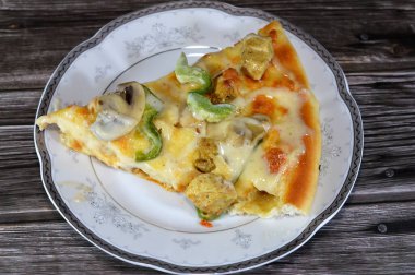 Mantar dilimli tavuk çiftliği pizzası, tavuk parçaları, zeytin parçaları, dolma biber dilimleri, mozzarella peyniri, zeytinyağı, taze otlar, çiftlik sosu, domates sosu, İtalyan mutfağından pizza.