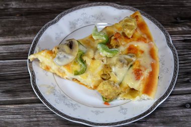 Mantar dilimli tavuk çiftliği pizzası, tavuk parçaları, zeytin parçaları, dolma biber dilimleri, mozzarella peyniri, zeytinyağı, taze otlar, çiftlik sosu, domates sosu, İtalyan mutfağından pizza.