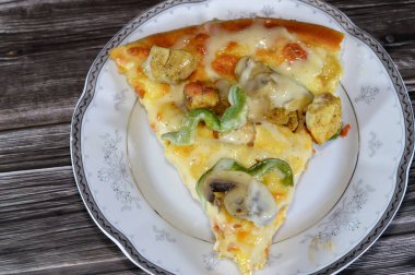 Mantar dilimli tavuk çiftliği pizzası, tavuk parçaları, zeytin parçaları, dolma biber dilimleri, mozzarella peyniri, zeytinyağı, taze otlar, çiftlik sosu, domates sosu, İtalyan mutfağından pizza.