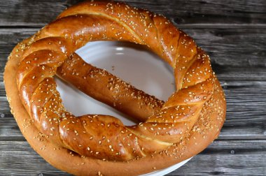 Simit, rosquilla, tipik olarak susam tohumlarıyla kaplanmış dairesel bir ekmek ya da daha az yaygın olarak eski Osmanlı İmparatorluğu 'nun mutfağında bulunan haşhaş, keten ya da ayçekirdeği.