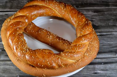 Simit, rosquilla, tipik olarak susam tohumlarıyla kaplanmış dairesel bir ekmek ya da daha az yaygın olarak eski Osmanlı İmparatorluğu 'nun mutfağında bulunan haşhaş, keten ya da ayçekirdeği.