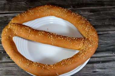 Simit, rosquilla, a circular bread, typically encrusted with sesame seeds or, less commonly, poppy, flax or sunflower seeds, found across the cuisines of the former Ottoman Empire, gevrek, crisp clipart