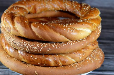 Simit, rosquilla, a circular bread, typically encrusted with sesame seeds or, less commonly, poppy, flax or sunflower seeds, found across the cuisines of the former Ottoman Empire, gevrek, crisp clipart