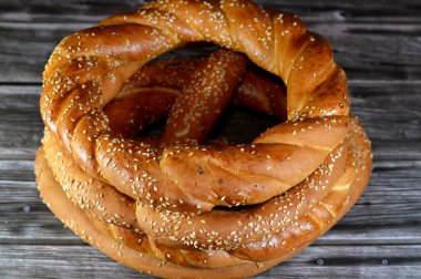 Simit, rosquilla, tipik olarak susam tohumlarıyla kaplanmış dairesel bir ekmek ya da daha az yaygın olarak eski Osmanlı İmparatorluğu 'nun mutfağında bulunan haşhaş, keten ya da ayçekirdeği.