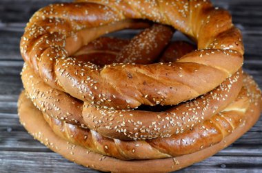 Simit, rosquilla, tipik olarak susam tohumlarıyla kaplanmış dairesel bir ekmek ya da daha az yaygın olarak eski Osmanlı İmparatorluğu 'nun mutfağında bulunan haşhaş, keten ya da ayçekirdeği.