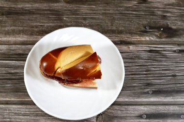 Çubuk ekmeğin içinde çilek reçeli dolmaları hamur hamurundan yapılmış fırında hamur, yumuşak ve çiğnenmiş maya bazlı somunlar kabartma tozu çözeltisi içinde kaynatılmış, sonra pişmiş, Alman ekmeği.