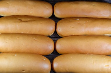 Uzun çörek, taze bir somun ekmek doldurmaya hazır Fransız Finosu, tipik olarak un, süt, maya, tereyağı hamurundan yapılmış lezzetli dolgu malzemeleriyle doldurulmaya hazır.