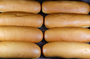 Uzun çörek, taze bir somun ekmek doldurmaya hazır Fransız Finosu, tipik olarak un, süt, maya, tereyağı hamurundan yapılmış lezzetli dolgu malzemeleriyle doldurulmaya hazır.