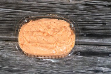 Baharatlı sarımsak sosu ya da Tomeya, Tomiya, geleneksel ortadoğu sosunda, birincil malzeme olarak sarımsak, emülsiyon, yağ, tereyağı ya da mayonez, yoğurt, baharat gibi bir sos kullanılıyor.