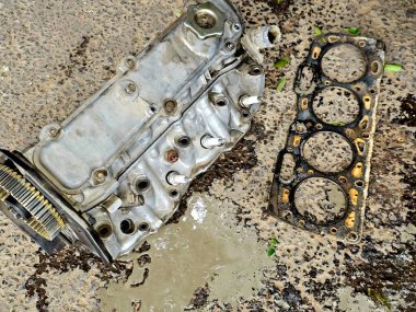 Aracın kırık silindir baş contası, soğutucu ve motor yağı karışımından dolayı Tahini sıvı gibi, baş conta motor bloğu ve silindir kafası arasındaki mührü sağlar