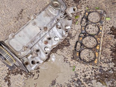 Aracın kırık silindir baş contası, soğutucu ve motor yağı karışımından dolayı Tahini sıvı gibi, baş conta motor bloğu ve silindir kafası arasındaki mührü sağlar