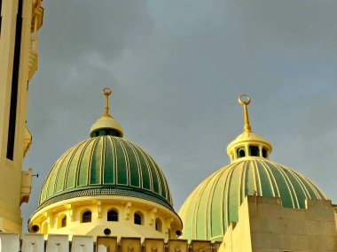 Kahire 'deki El Abaseya Abbasya mahallesindeki aydınlık cami veya Mescid Al Nour' un yeni boyanmış çok sayıda güzel minaresi ve kubbesi vardır.