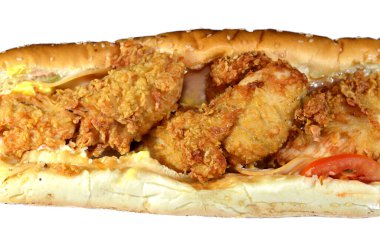 Kızarmış tavuk parçaları füme hindi dilimleri, marul, domates, çedar ve büyük lezzetli sos susamlı uzun bir çörek, batı sandviçi tavuk parçaları, hindi, sebze, sos ile dolu.